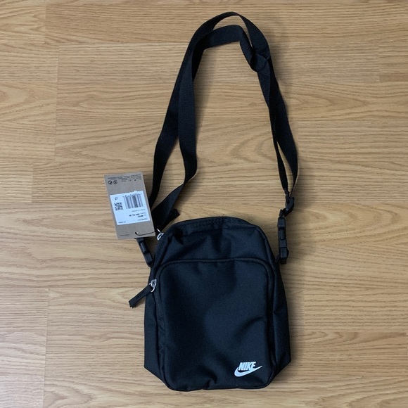 DB0456 010 Nike Sportswear Black Messenger Bag One Size - Picture 1 of 1